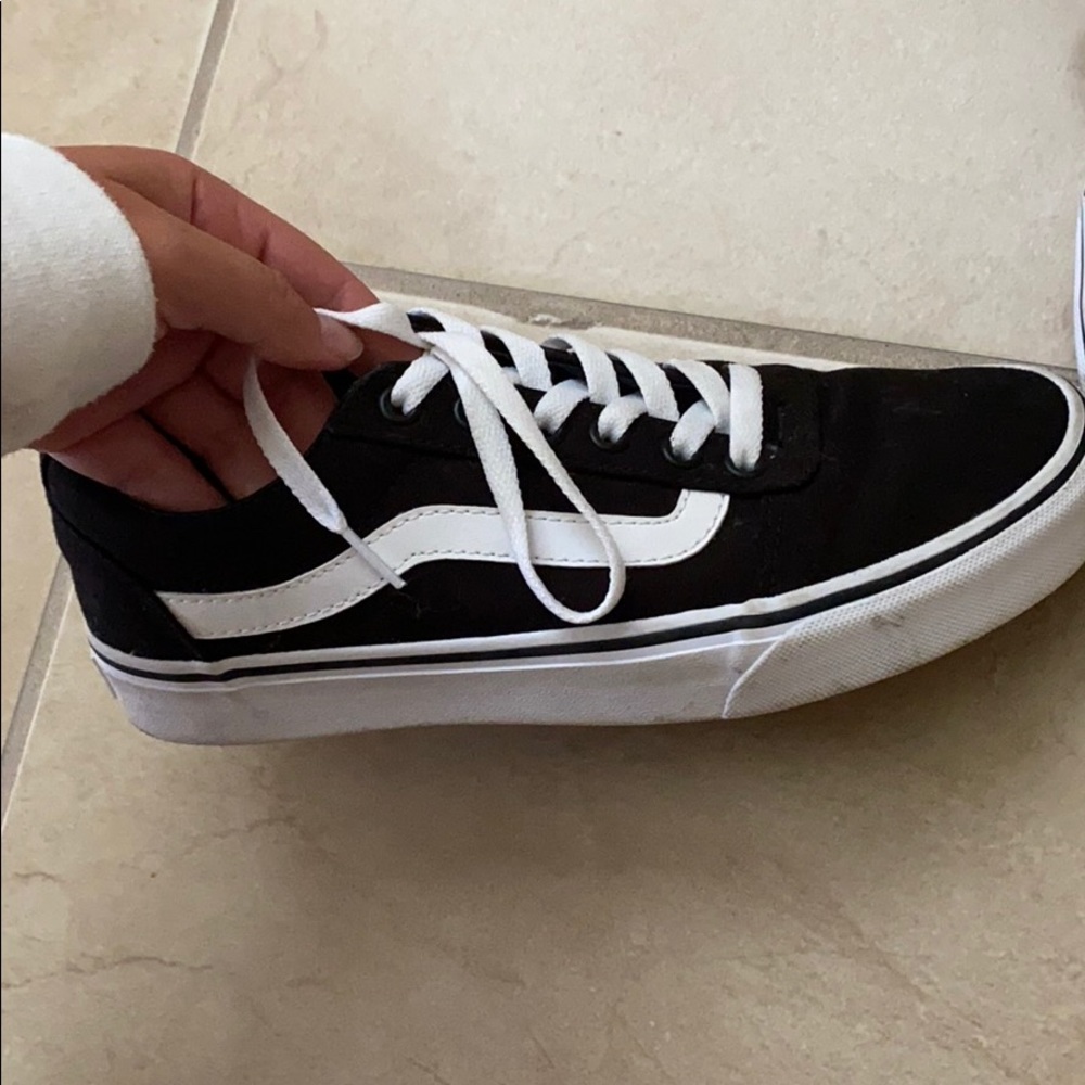 Black low top vans! - Picture 2 of 3
